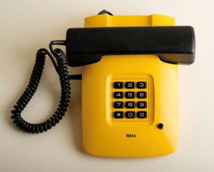 ETA 85 je bil tudi ergonomski čudež - telefon je bilo  mogoče držati za držalo in s palcem pritiskati na gumbe